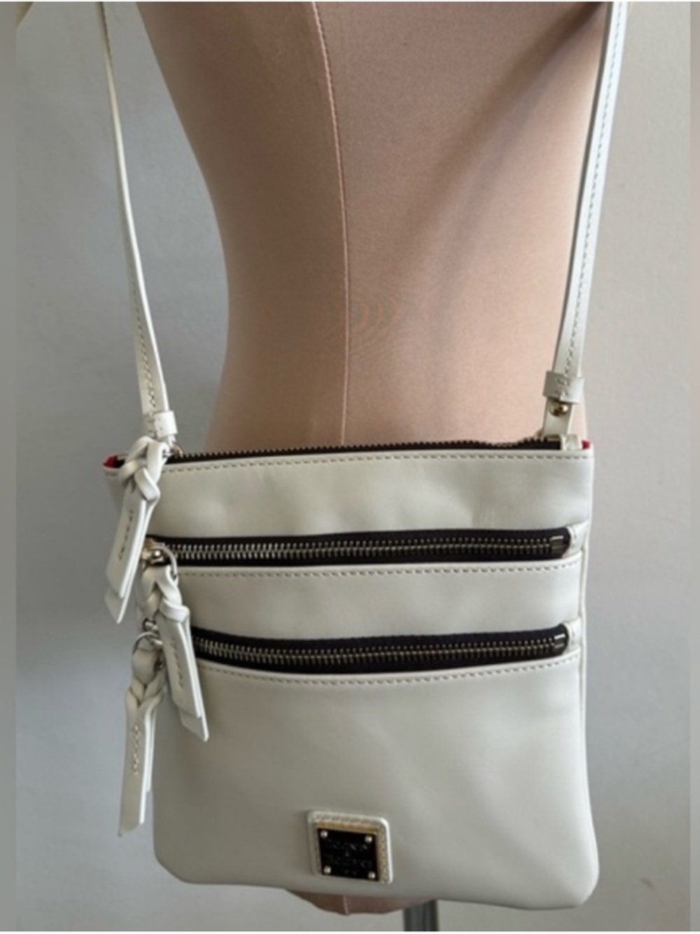 💕Dooney & Bourke Penrose Triple Zip Flat Crossbody Cream Purse💕 - Picture 2 of 5